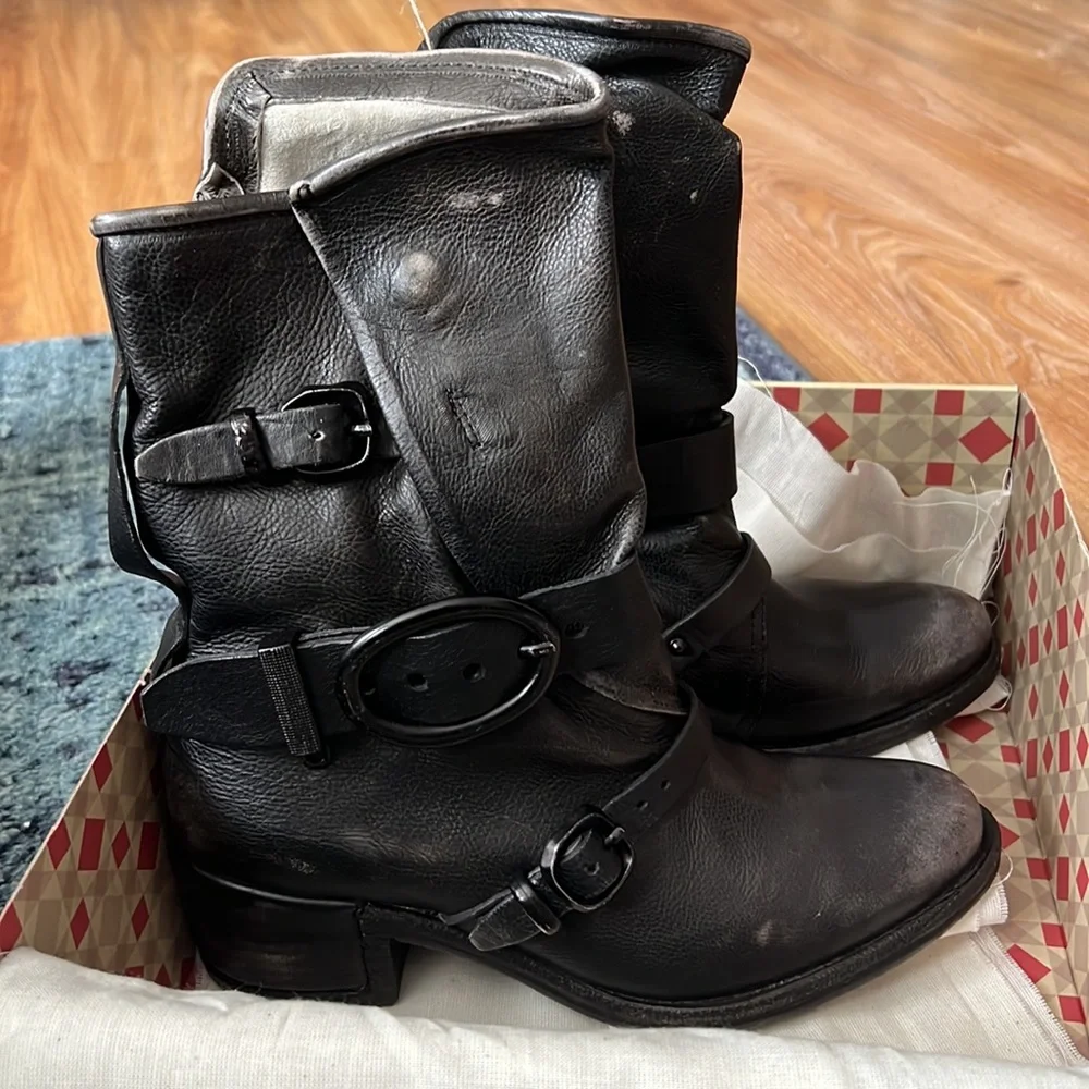 Women's Black Leather Boots - Picture 2 of 14
